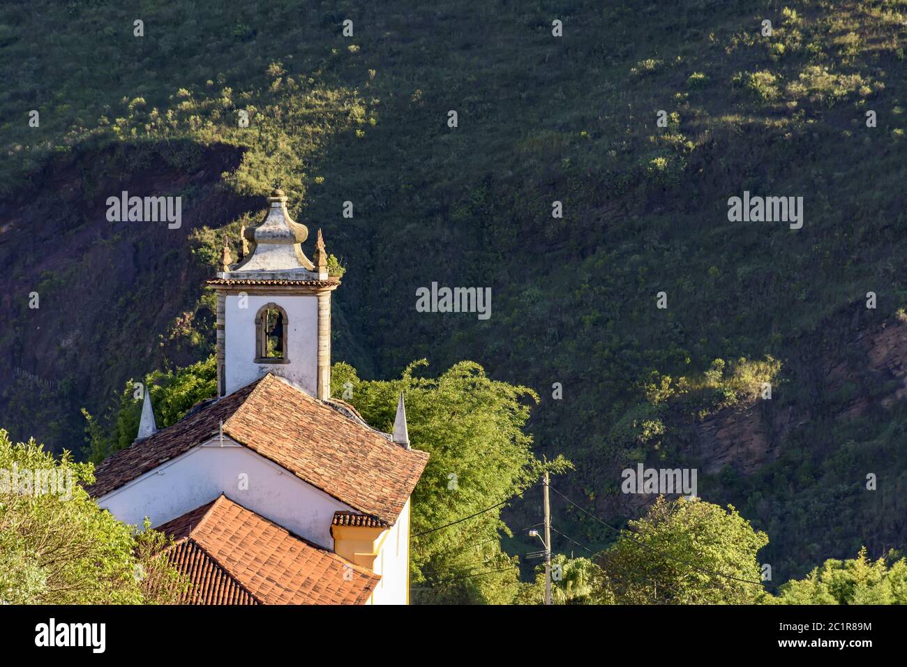 Rückansicht der alten katholischen Kirche im Kolonialstil in Ouro Preto Stockfoto
