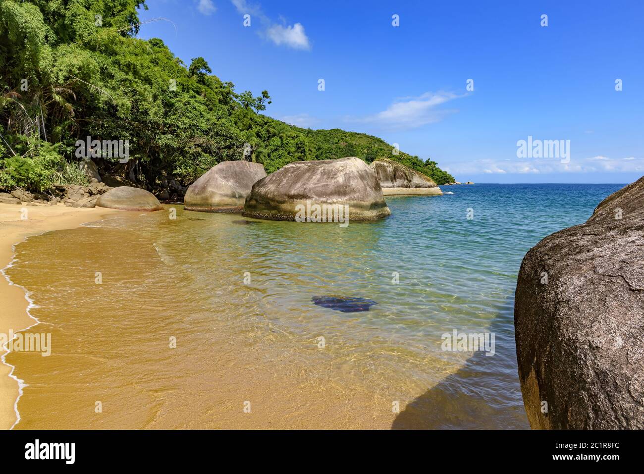 Paradiesstrand, völlig erhalten und verlassen mit tropischem Regenwald Stockfoto