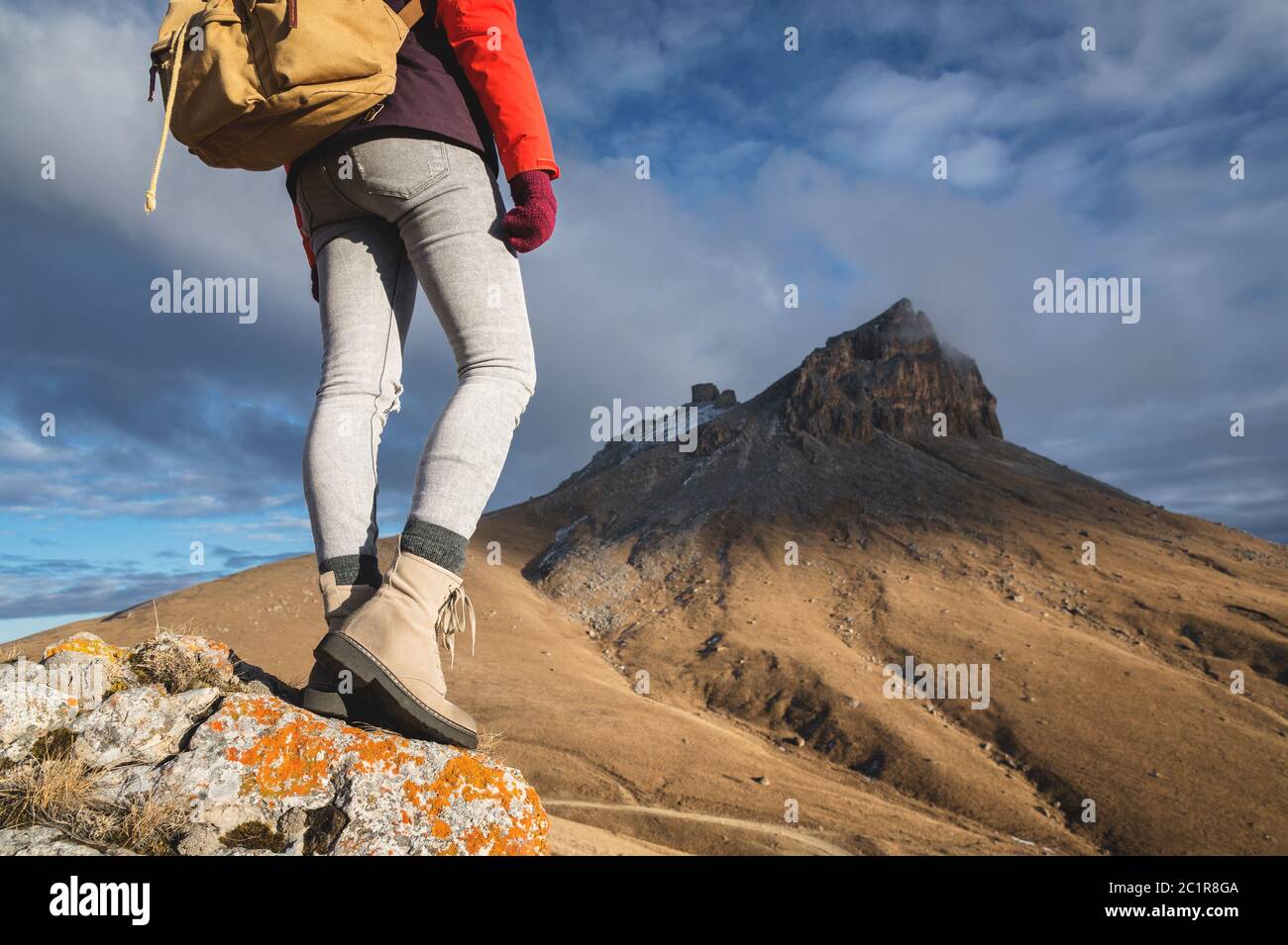 Nahaufnahme von der Rückseite eines Mädchens Reisenden auf dem Hintergrund der epischen Felsen outsdor. Porträt unter dem Gürtel Stockfoto