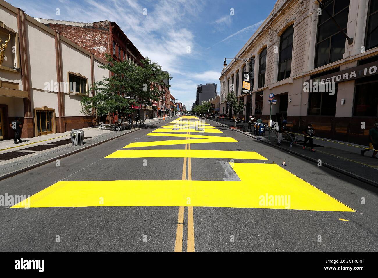 New York, Usa. Juni 2020. Ein Blick auf ein Schild mit dem schwarzen Leben auf der Fulton Street in der Bedford Stuyvesant Gemeinde in Brooklyn, einem Stadtteil von New York City. Die Arbeit einer Künstlergruppe unter der Leitung von Dawud West wurde konzipiert, um das Bewusstsein für soziale Ungerechtigkeit und Polizeibrutalität vor allem gegen Afroamerikaner zu schärfen. Kredit: SOPA Images Limited/Alamy Live Nachrichten Stockfoto