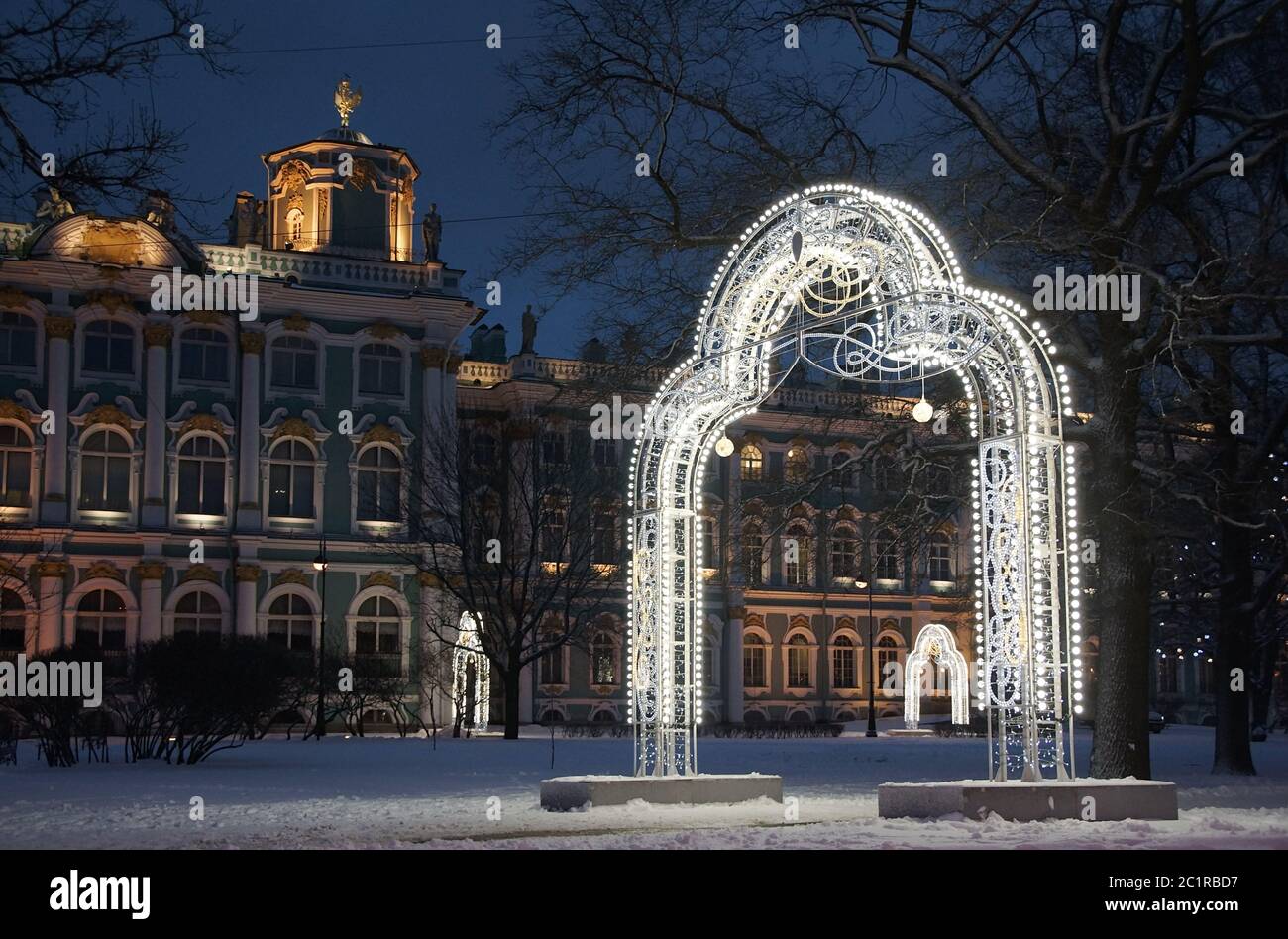 Weihnachtsdekoration der Stadt St. Petersburg mit elektrischen Girlanden Stockfoto