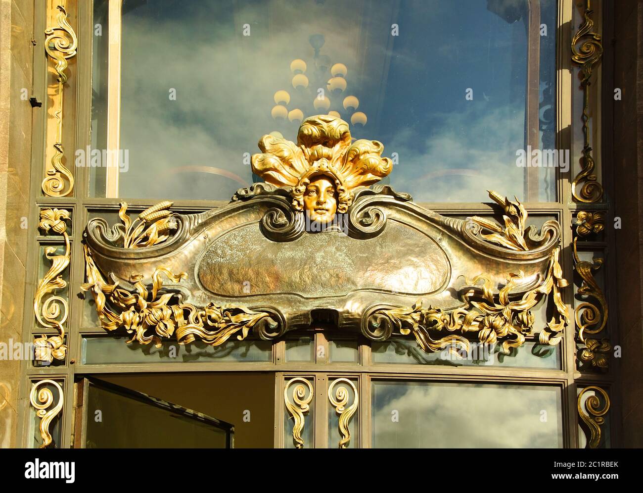 Fragment der architektonischen Gestaltung des Eingangs zum Gebäude im Jugendstil Stockfoto