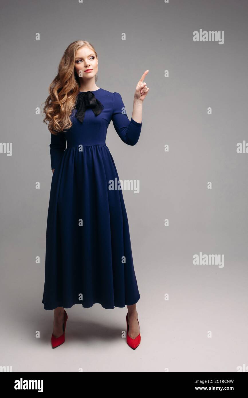 Atemberaubende schlanke Modell in hellen blauen Kleid und schwarzen Heels. Stockfoto