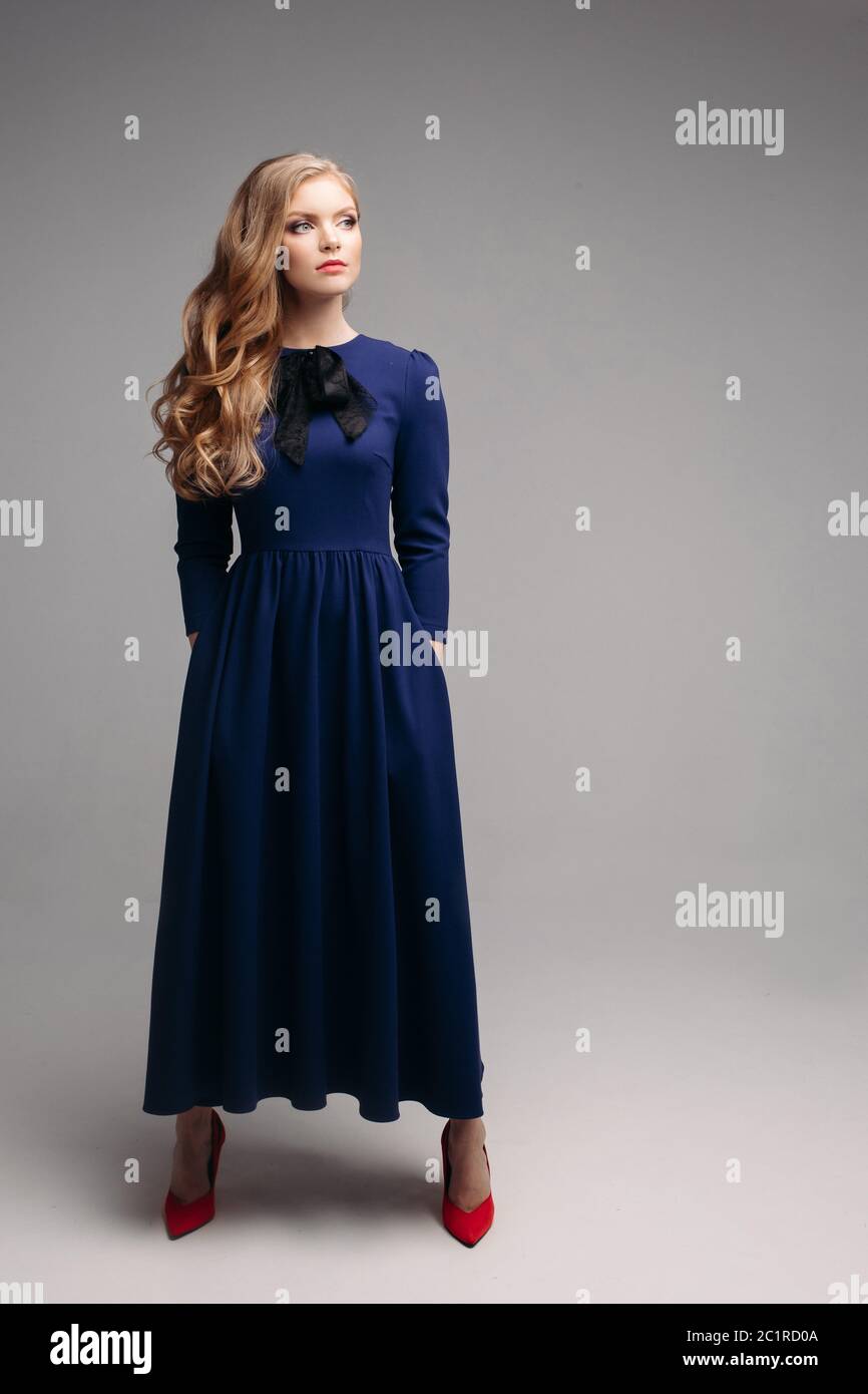 Atemberaubende schlanke Modell in hellen blauen Kleid und schwarzen Heels. Stockfoto