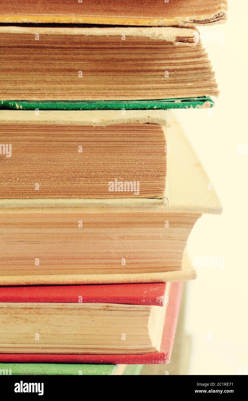 Der Stapel von Büchern isoliert auf weiß Stockfoto