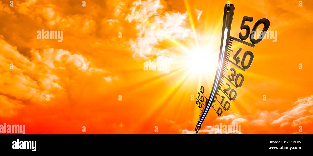 Heißer Sommer oder Hitzewelle Hintergrund, glühende Sonne am dramatischen Himmel mit Thermometer Stockfoto