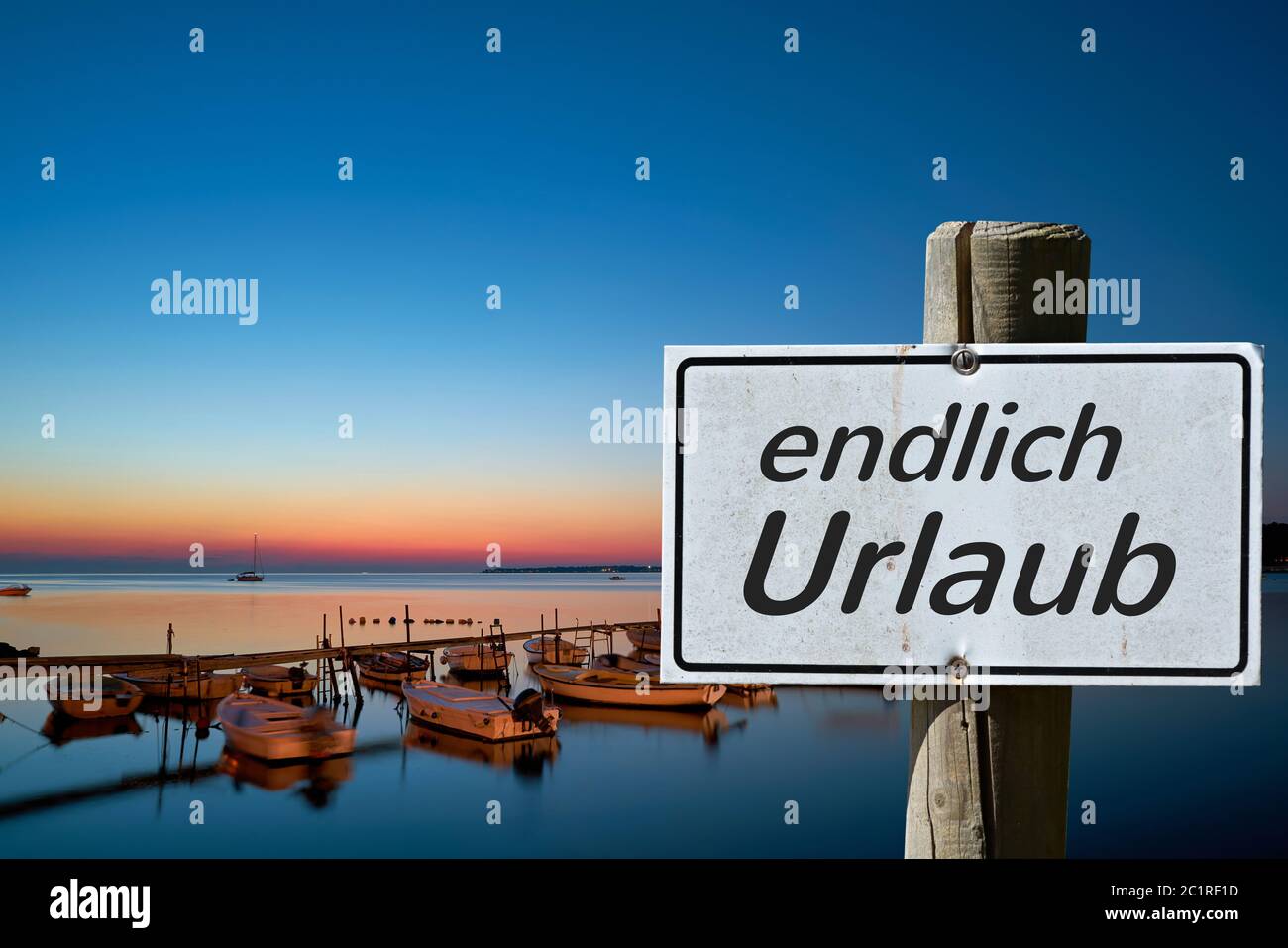 Schild an der Küste von Kroatien mit den Worten "Endlich Urlaub" Stockfoto