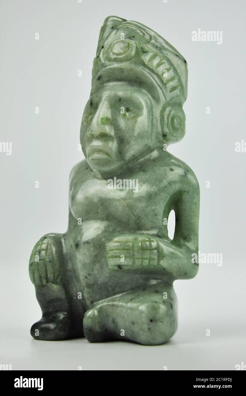 Mittelamerikanische gefleckte grüne Steinfigur des 20. Jahrhunderts, geschnitzt im präkolumbianischen Maya-Stil Stockfoto