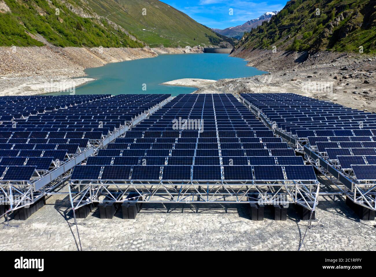 Niedrige Wasserstände beeinträchtigen den Betrieb des ersten schwimmenden alpinen Solarkraftwerks, des Lac des Toules, Bourg-St-Pierre, Wallis, Schweiz Stockfoto