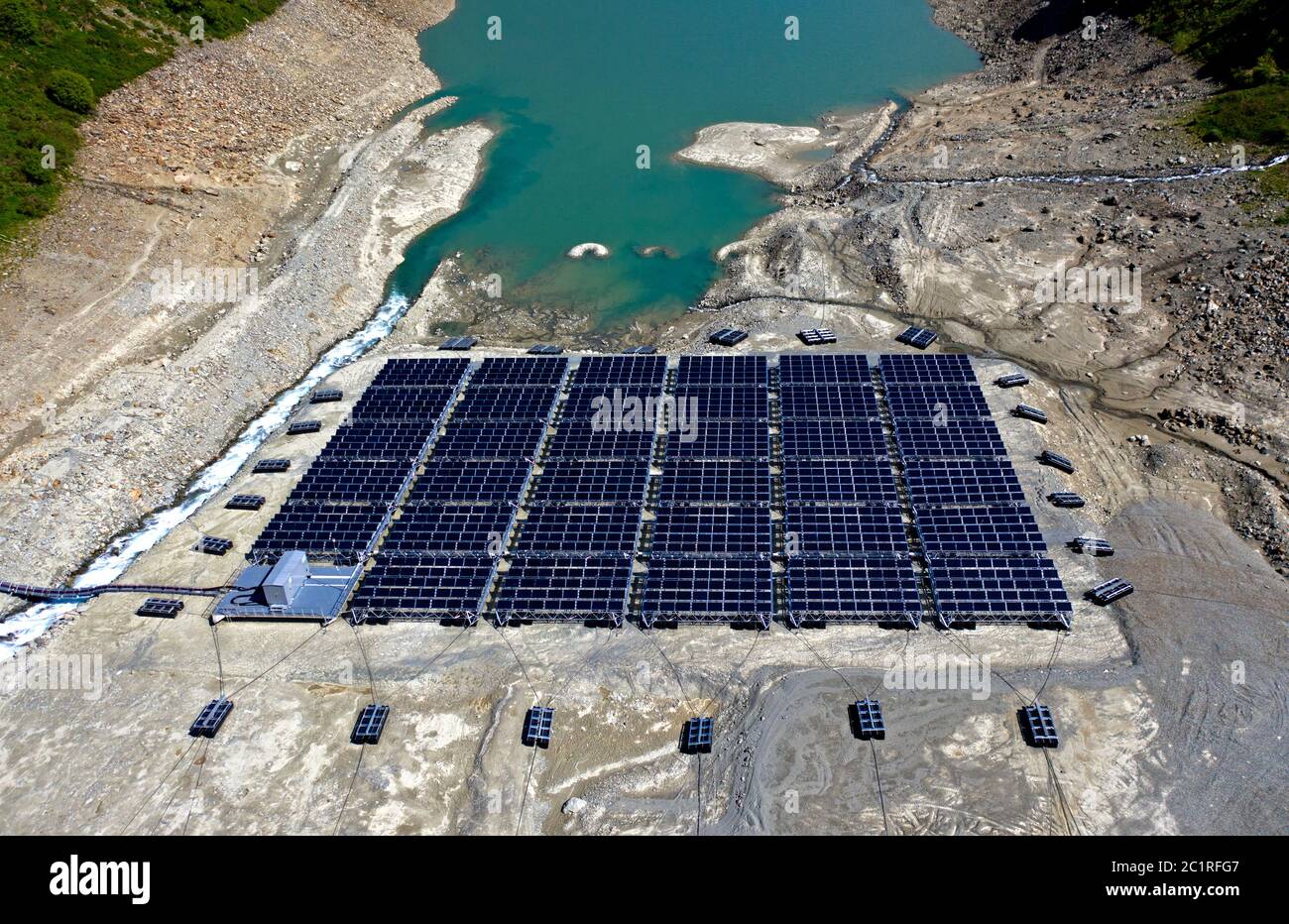 Niedrige Wasserstände beeinträchtigen den Betrieb des ersten schwimmenden alpinen Solarkraftwerks, des Lac des Toules, Bourg-St-Pierre, Wallis, Schweiz Stockfoto