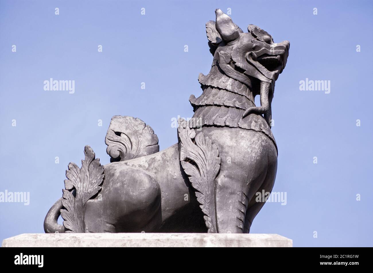 Statue eines mythischen Chindit-Tieres auf dem Denkmal für diejenigen, die im Zweiten Weltkrieg in der Burma-Kampagne gekämpft haben. Victorial Embankment Gard Stockfoto