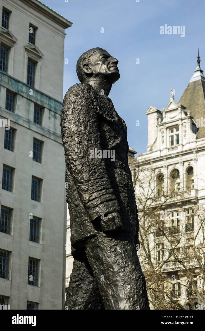 Öffentliches Denkmal des militärischen Kommandanten Lord Portal von Hungerford. Chef des Luftstabes während des Zweiten Weltkriegs und leitete Bomber Command. Statue auf Disp Stockfoto