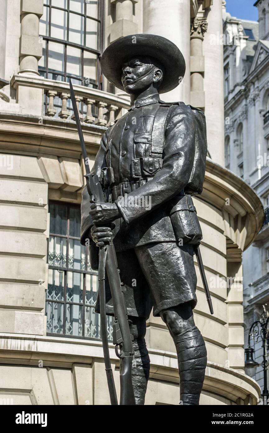 Bronzestatue eines Gurkha-Soldaten, Denkmal für die Nepalesen, die für die britische Armee kämpfen. Verteidigungsministerium, Westminster, London. Öffentliches Denkmal o Stockfoto