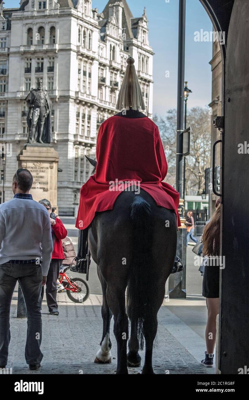 London, Großbritannien - 25. März 2012: Touristen, die einen berittenen Soldaten bei der berühmten Horseguard's Parade in Whitehall, Westminster umzinden. Stockfoto