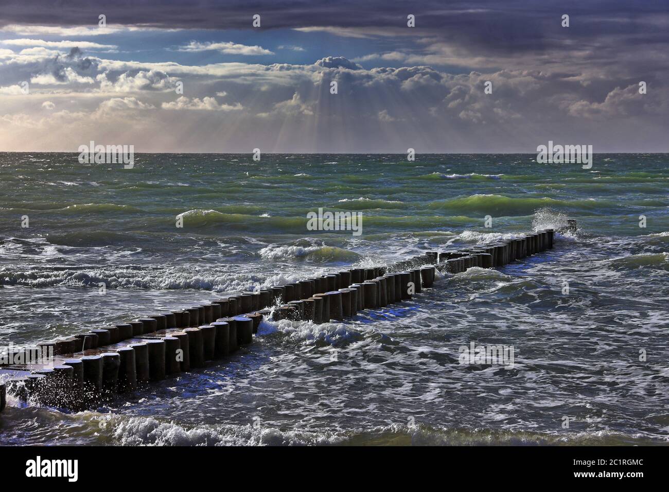 Buhne am Ostseestrand bei Ahrenshoop mit Lichtstrahlen Stockfoto