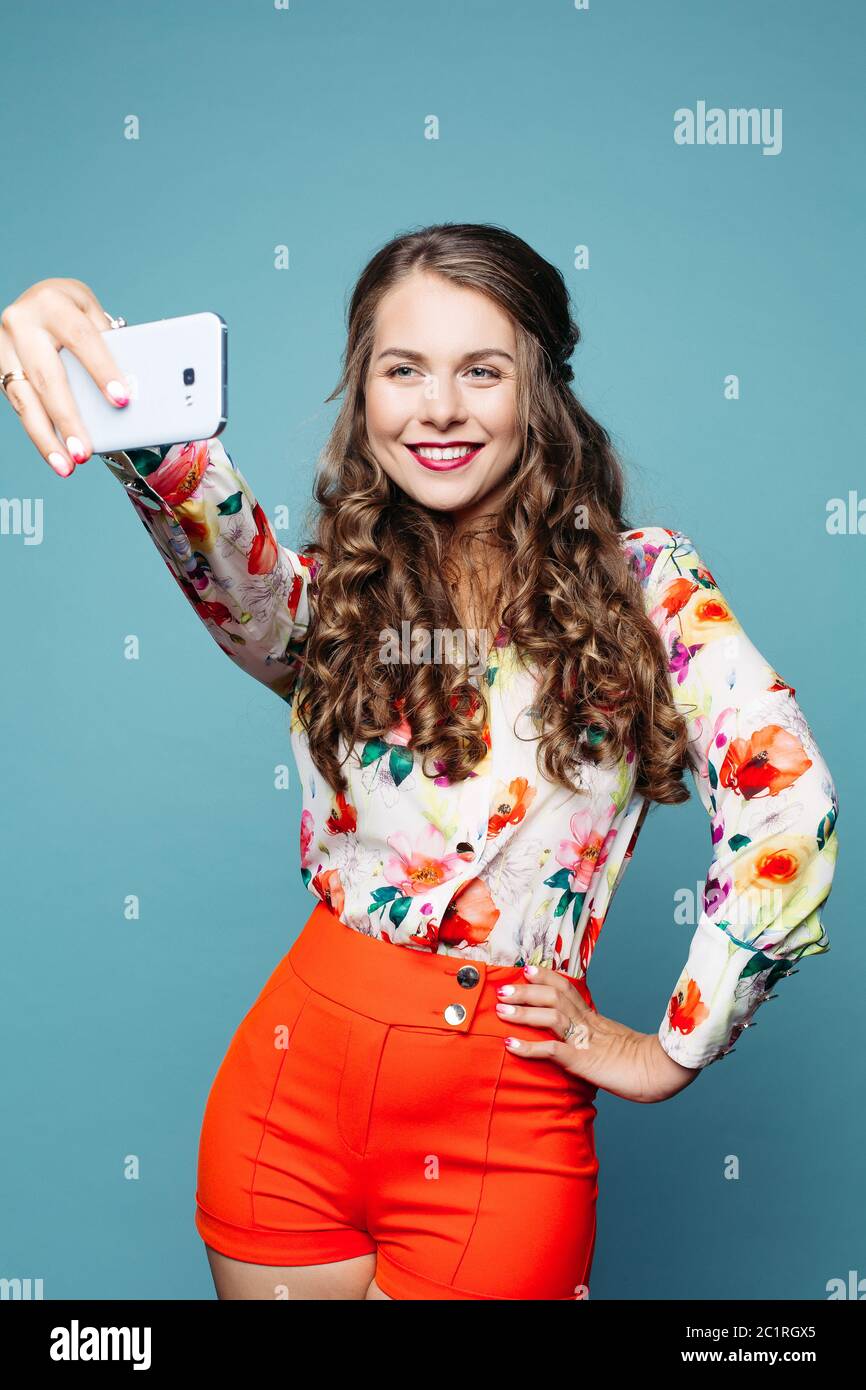 Positivität und schöne Mädchen tacking Foto von sich. Stockfoto