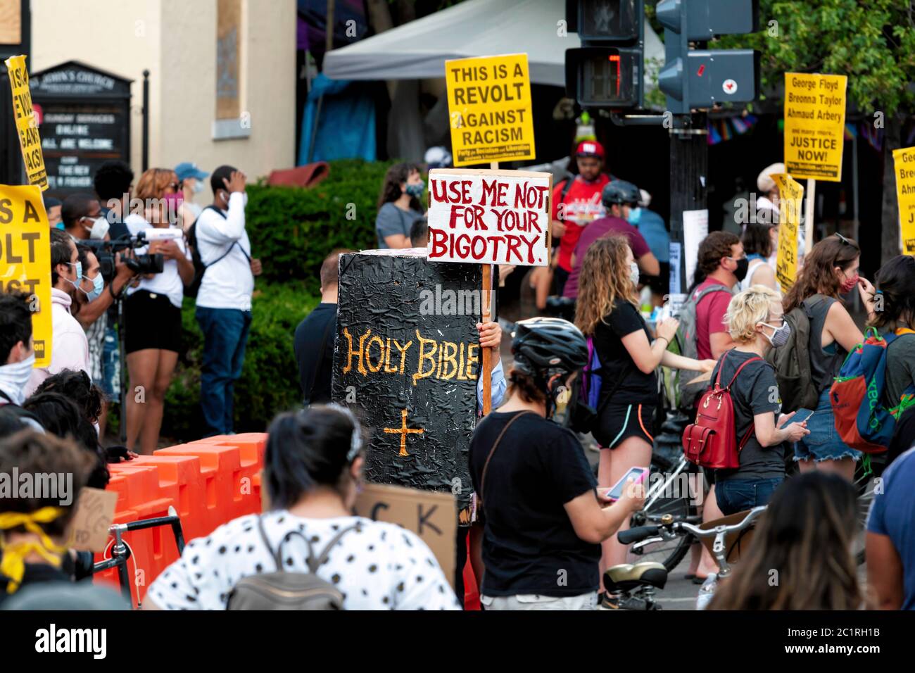 Der Protestant trug ein Bibelkostüm und trug ein Anti-Bigotterie-Schild am Black Lives Matter Plaza / Lafayette Square, Washington, DC, USA Stockfoto