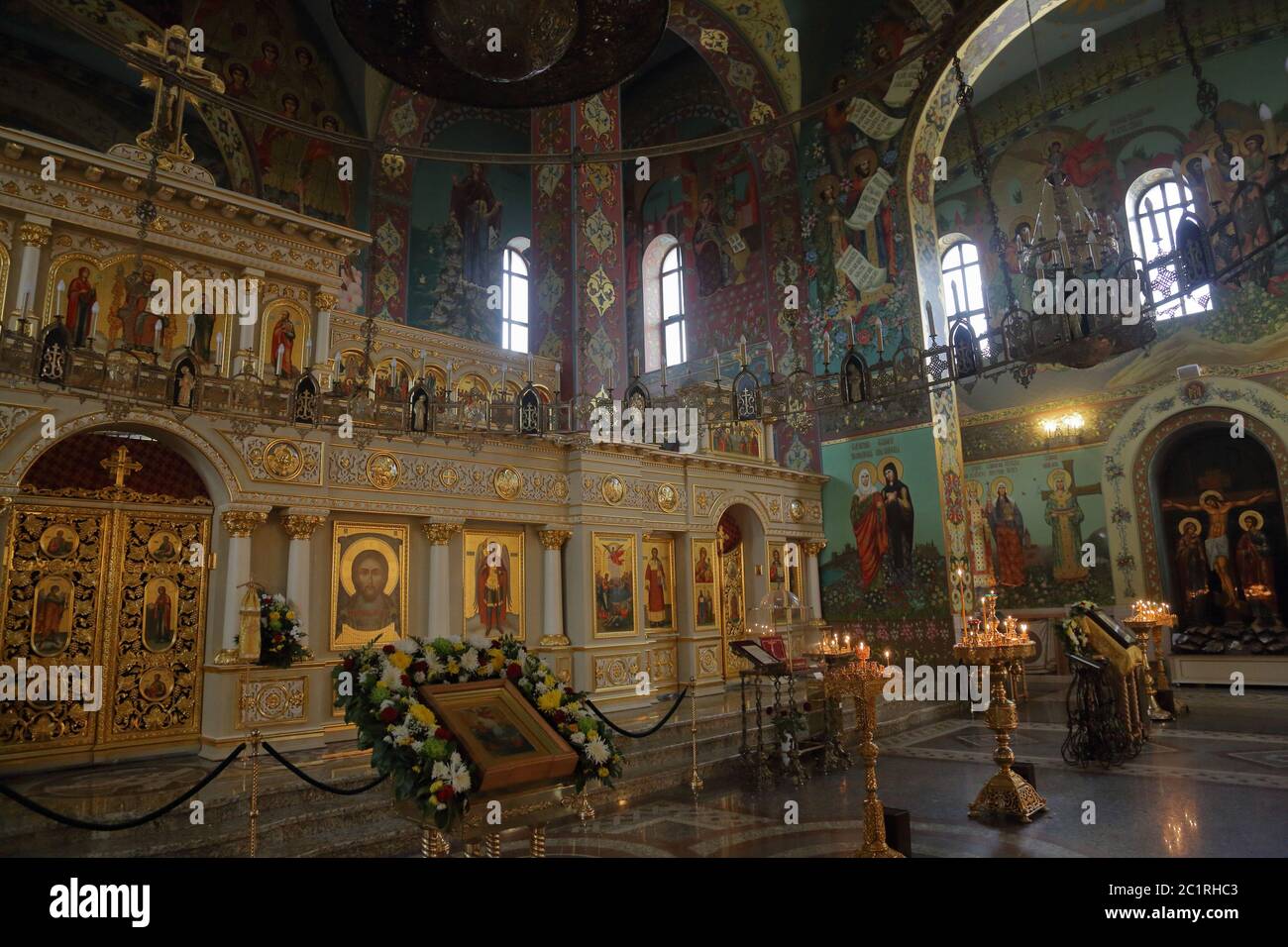 PJATIGORSK, RUSSLAND - 25. DEZEMBER 2018: Innenraum der Spasski Kathedrale. Gegründet 1845 Stockfoto