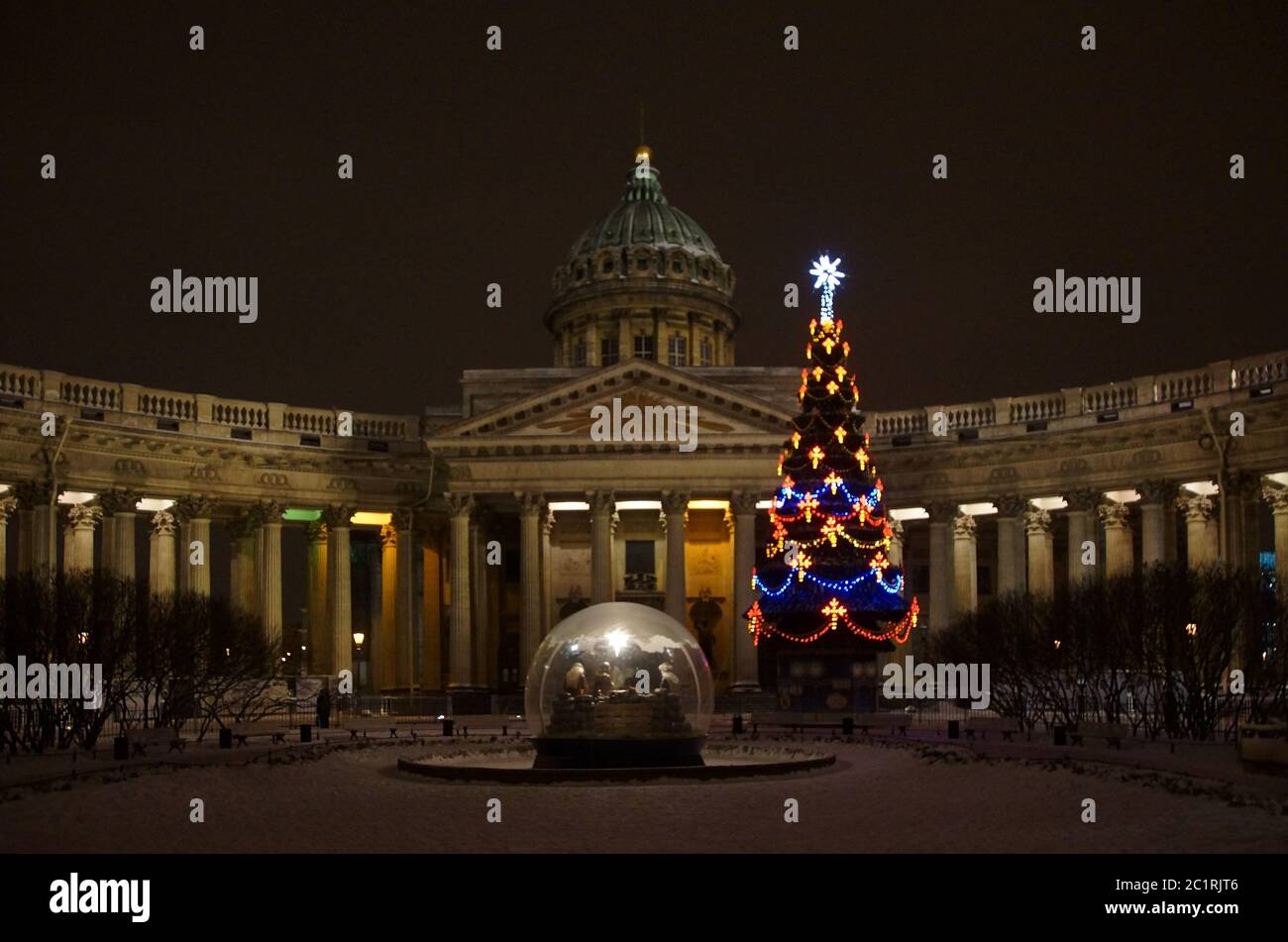Weihnachtsdekoration der Stadt St. Petersburg mit elektrischen Girlanden Stockfoto