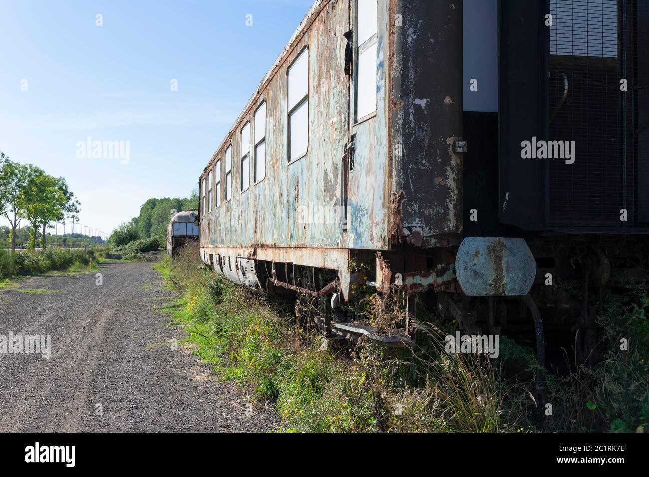 Alte verlassene und rostige Zugwagen, wo die Farbe schon abblättert  Stockfotografie - Alamy