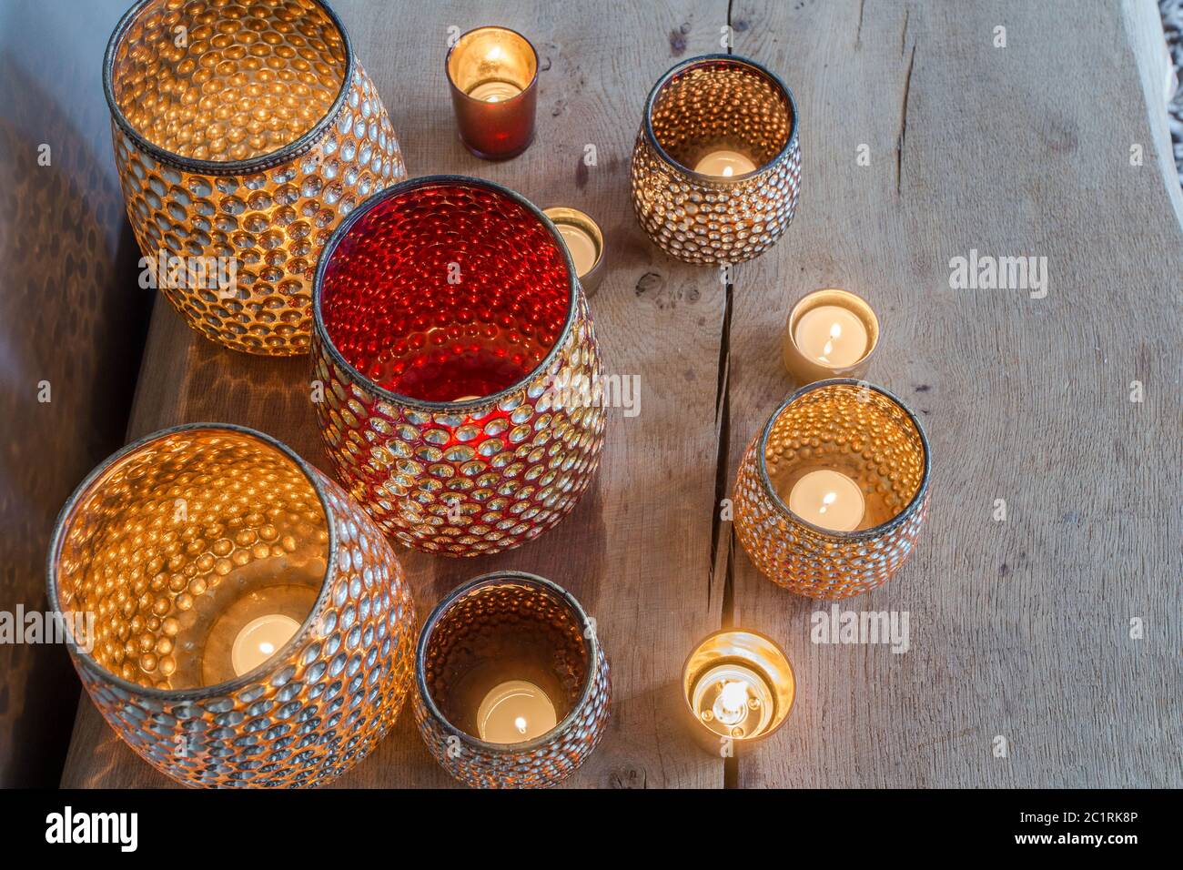 Bunte orange Kerzenständer auf Holztisch arabischen Design Stockfoto