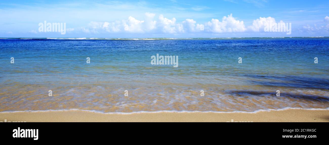 Karibisches Meer und blauer Himmel. Reisehintergrund. Stockfoto