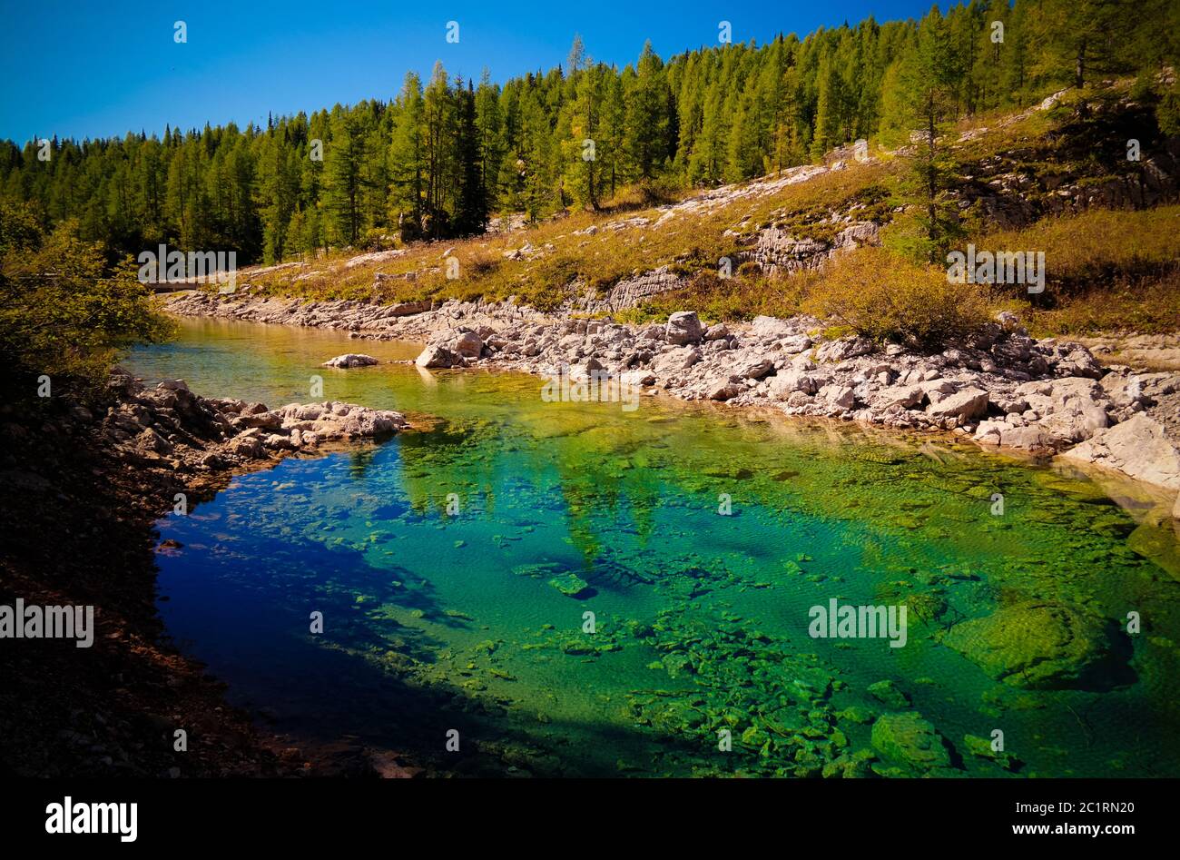 Panorama-Luftaufnahme zum See Mocivec aka Sedmero Triglavsko jezero - Jezero Mocivec, Triglav Nationalpark, Slowenien Stockfoto