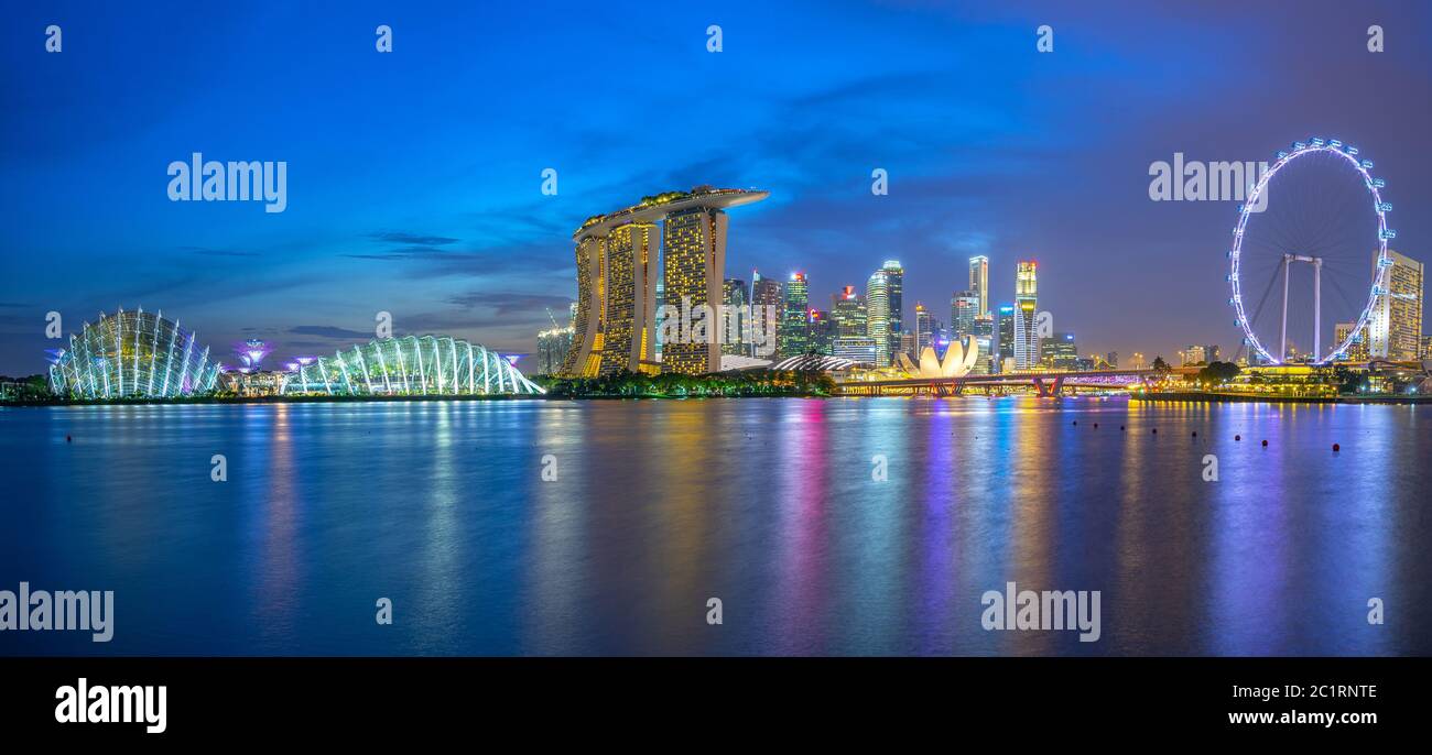 Skyline von Singapur mit Wahrzeichen bei Nacht Stockfoto