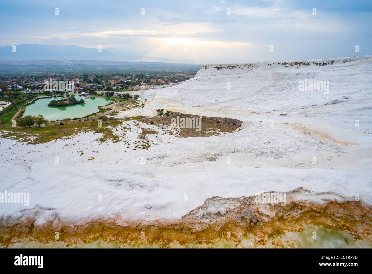 Panoramablick auf Travertin-Terrassen bei Pamukkale in Denizli, Türkei Stockfoto