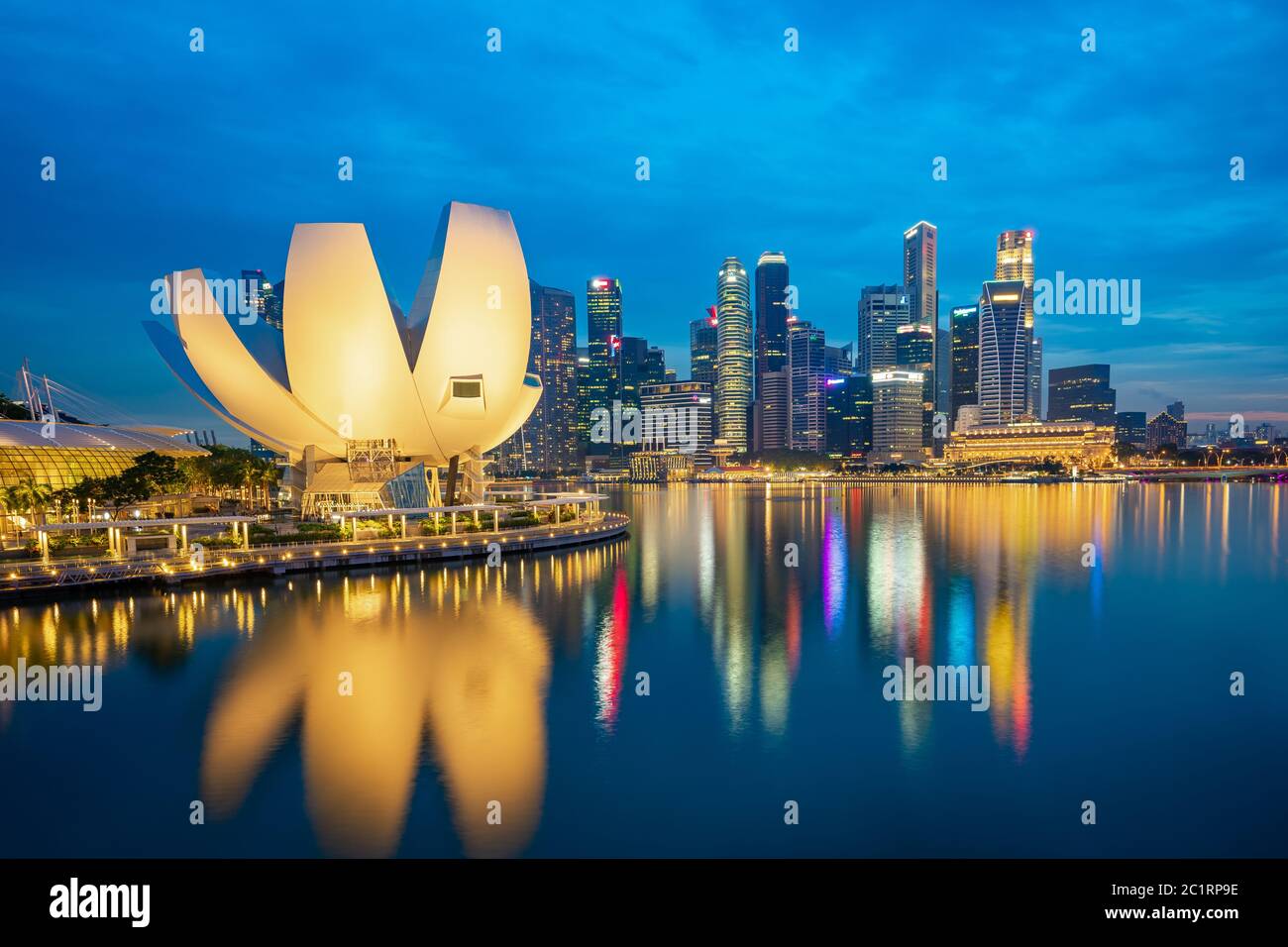 Skyline von Singapur mit Wahrzeichen bei Nacht Stockfoto