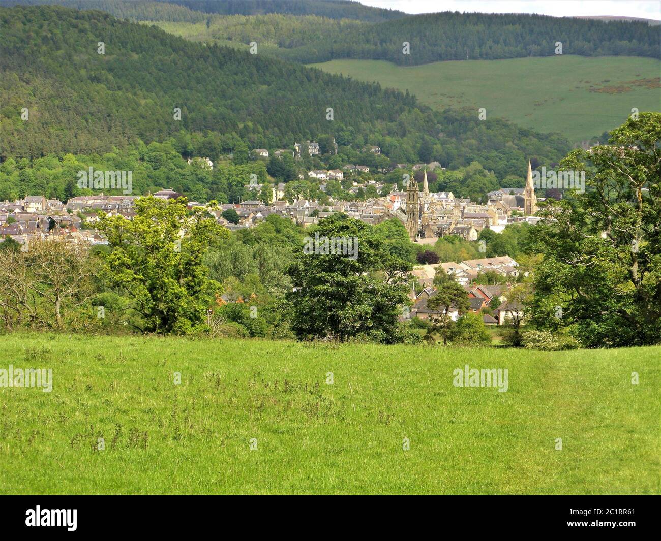 Blick über die Stadt Peebles in einem grünen Tal in den Scottish Borders, Schottland Stockfoto