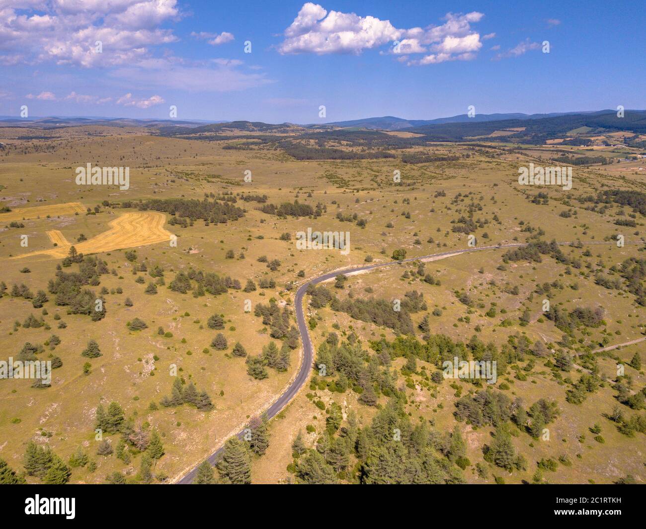 Versiegelte kurvenreiche Straße durch Kalkstein Kalkstein Karstlandschaft der Causse Noir in den Cevennen Frankreich Stockfoto