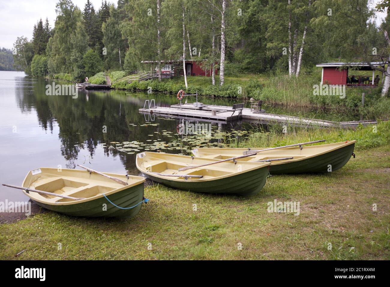 Boote auf dem Ufer des Waldsees. Finnland Stockfoto