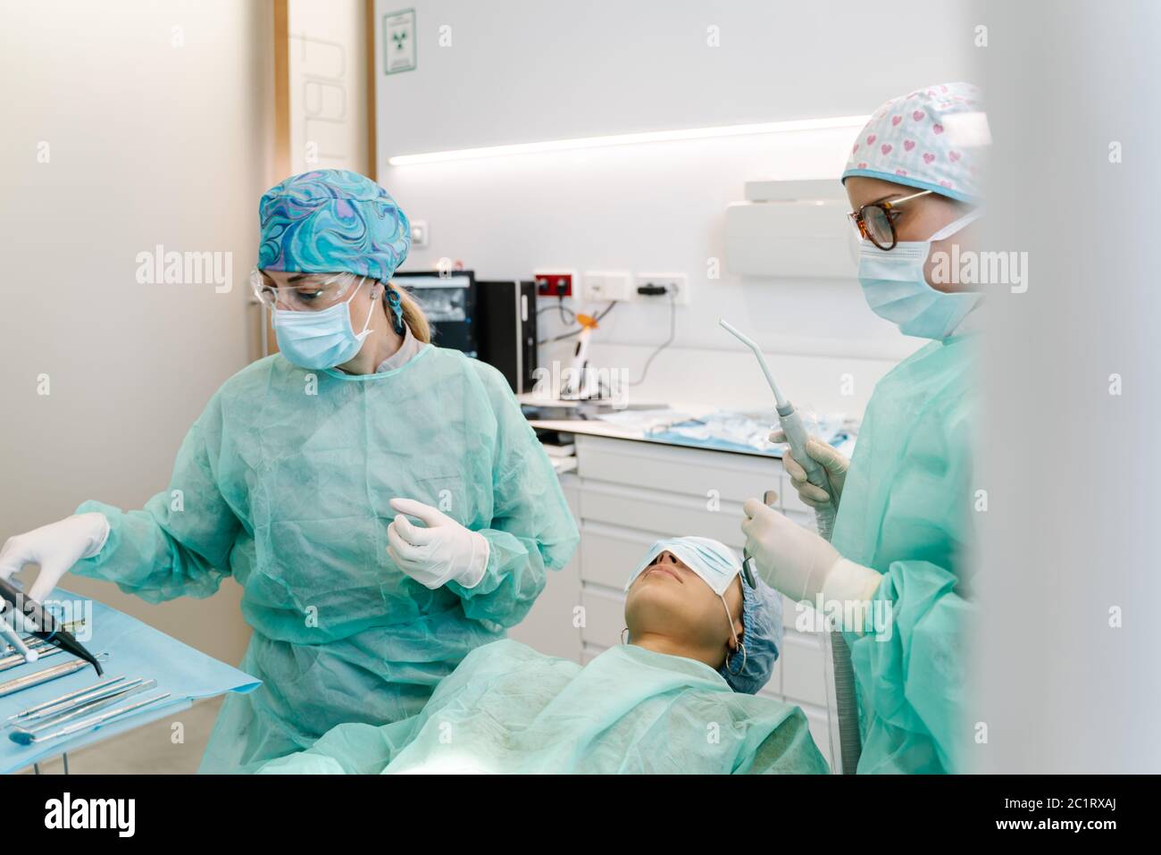 Arzt und Hygieniker bereiten vor der OP auf den Patienten in der Zahnklinik Stockfoto