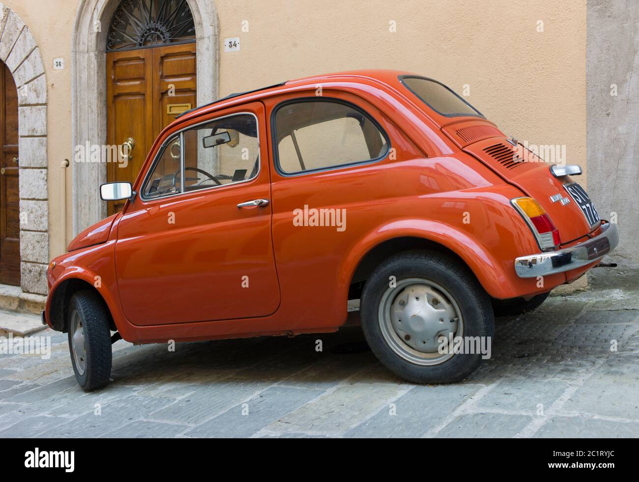 Ein alter roter Fiat 500, der in einer Straße der Stadt Padua, Italien, geparkt ist Stockfoto