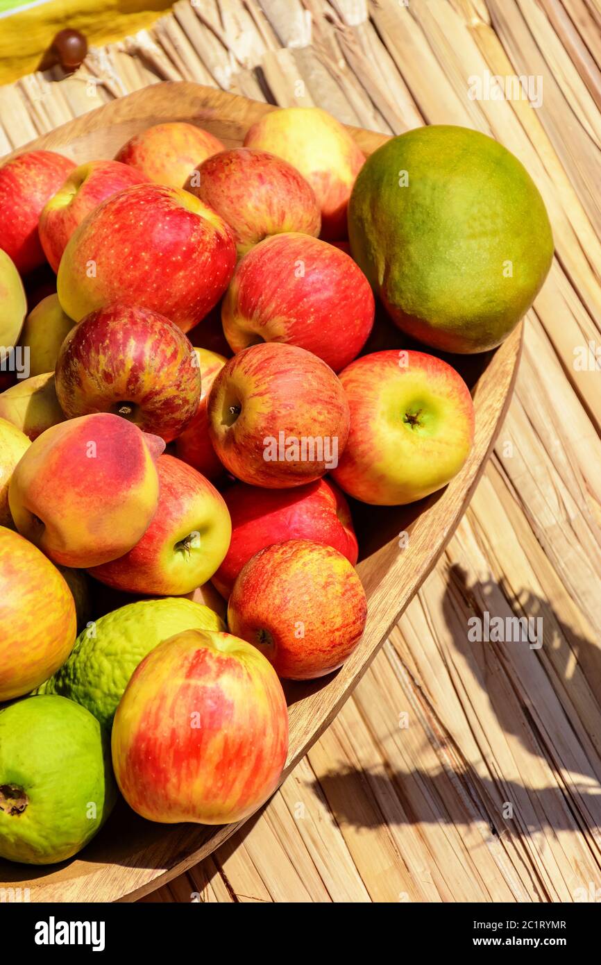 Verschiedene tropische Früchte unter dem Sonnenlicht Stockfoto