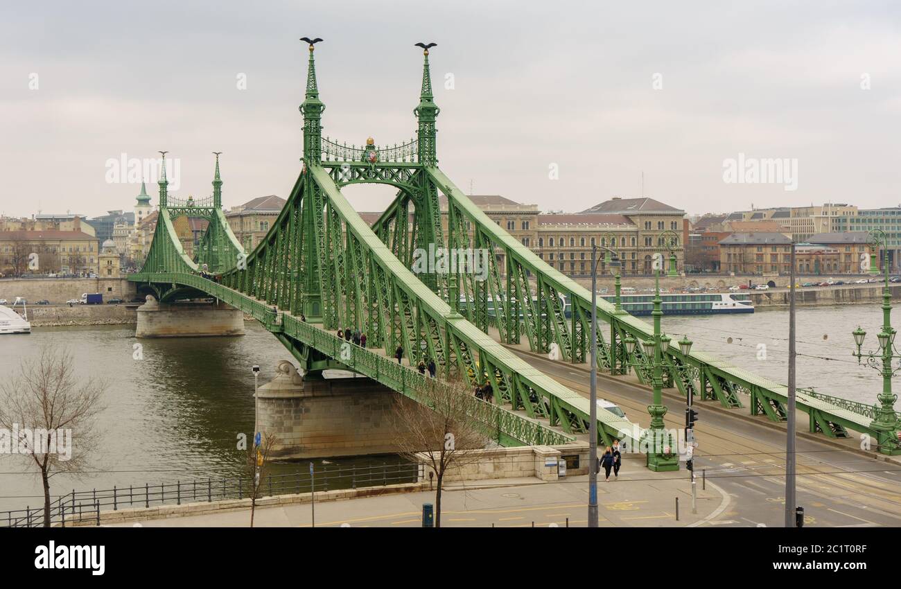 Budapest, Ungarn - 24. März 2018: Die Freiheitsbrücke (Szabadság híd) liegt an der Donau, die Buda und Pest verbindet. Ausnahme Stockfoto