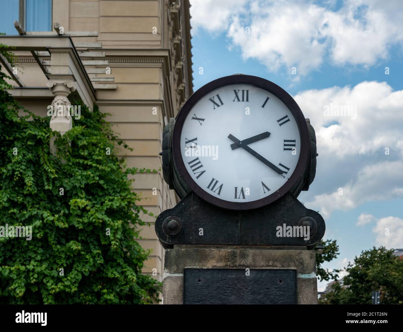 Historische Uhr am Bebelplatz in Berlin Stockfoto