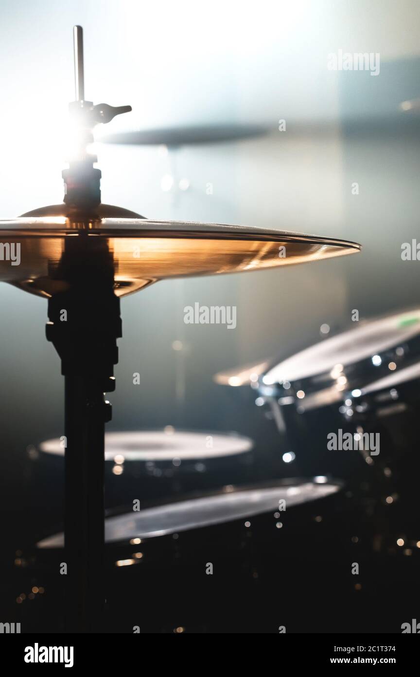 Nahaufnahme Drum in einem dunklen Raum vor dem Hintergrund des Scheinwerfers. Atmosphärischer Hintergrund Symbol des Spielens Rock oder Jazz dr Stockfoto