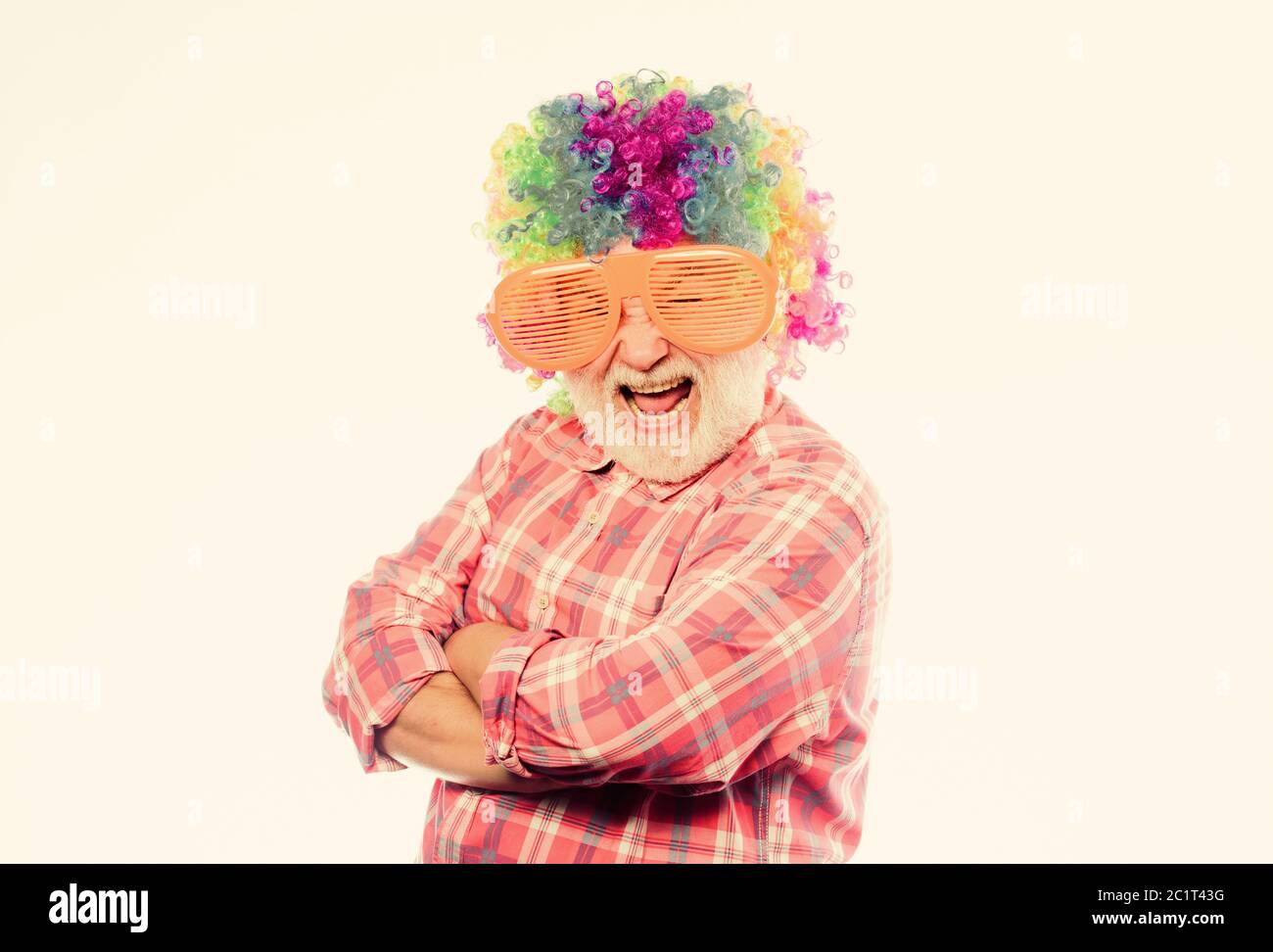 Älterer Clown. Mann Senior bärtige fröhliche Person trägt bunte Perücke und  Sonnenbrille. Viel Spaß. Lustiger Lebensstil. Spaß und Unterhaltung.  Comic-Großvater-Konzept. Schöner Witz. Opa immer Spaß Stockfotografie -  Alamy