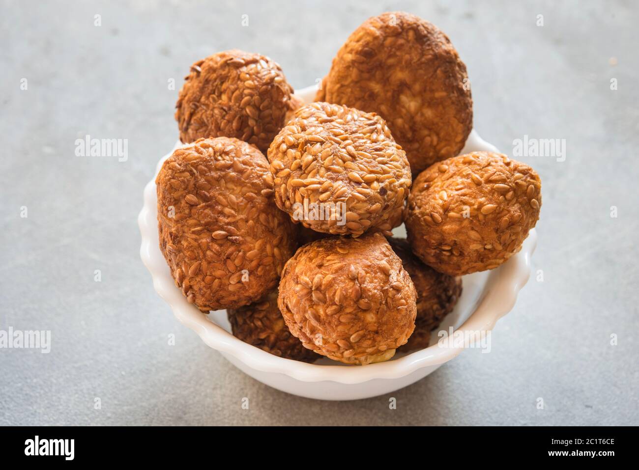 Til ke laddu ist ein Grundnahrungsmittel süß in vielen indischen Haushalten im Winter Stockfoto