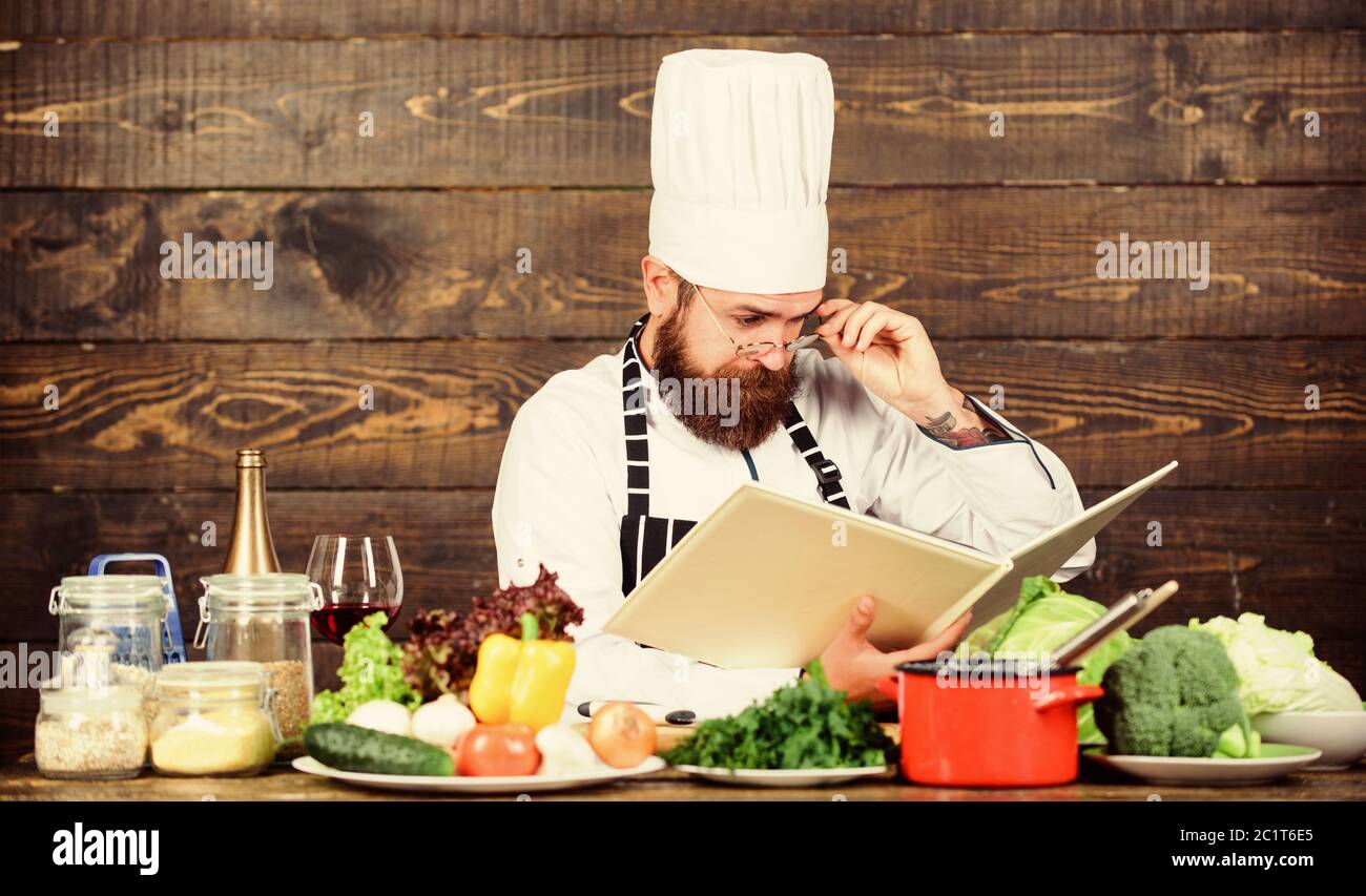 Kochen skill verbessern. Buchen Sie Rezepte. Nach Rezept. Mann bärtigen Koch  Kochen. Kerl Buch lesen Rezepte. Kulinarische Kunst Konzept. Mann Lernen  Rezept. Etwas Neues ausprobieren. Kochen auf meinem Verstand  Stockfotografie - Alamy