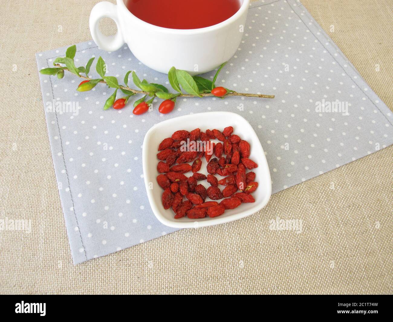 Eine Tasse Tee, Früchtetee mit getrockneten Goji-Beeren Stockfoto