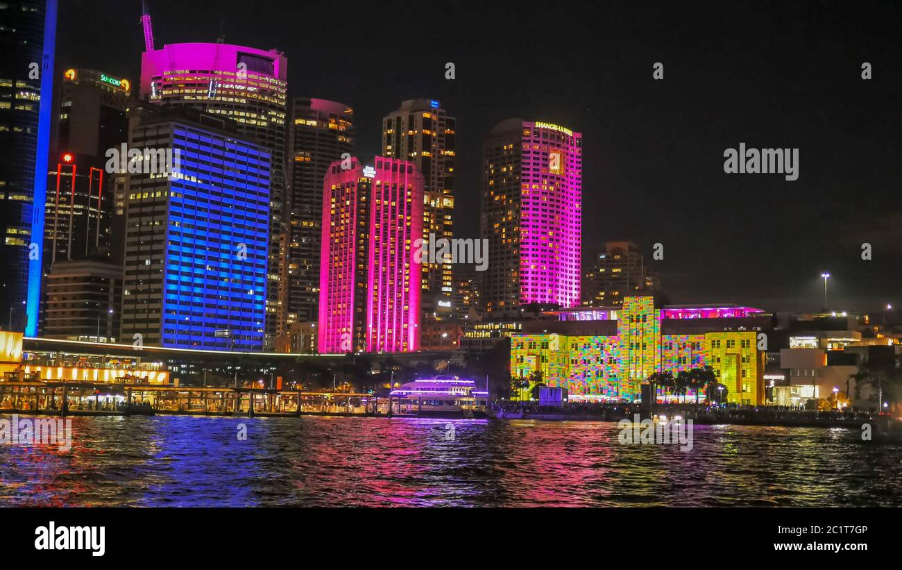 sydney Museum für zeitgenössische Kunst hell erleuchtet während des lebhaften Festivals Stockfoto