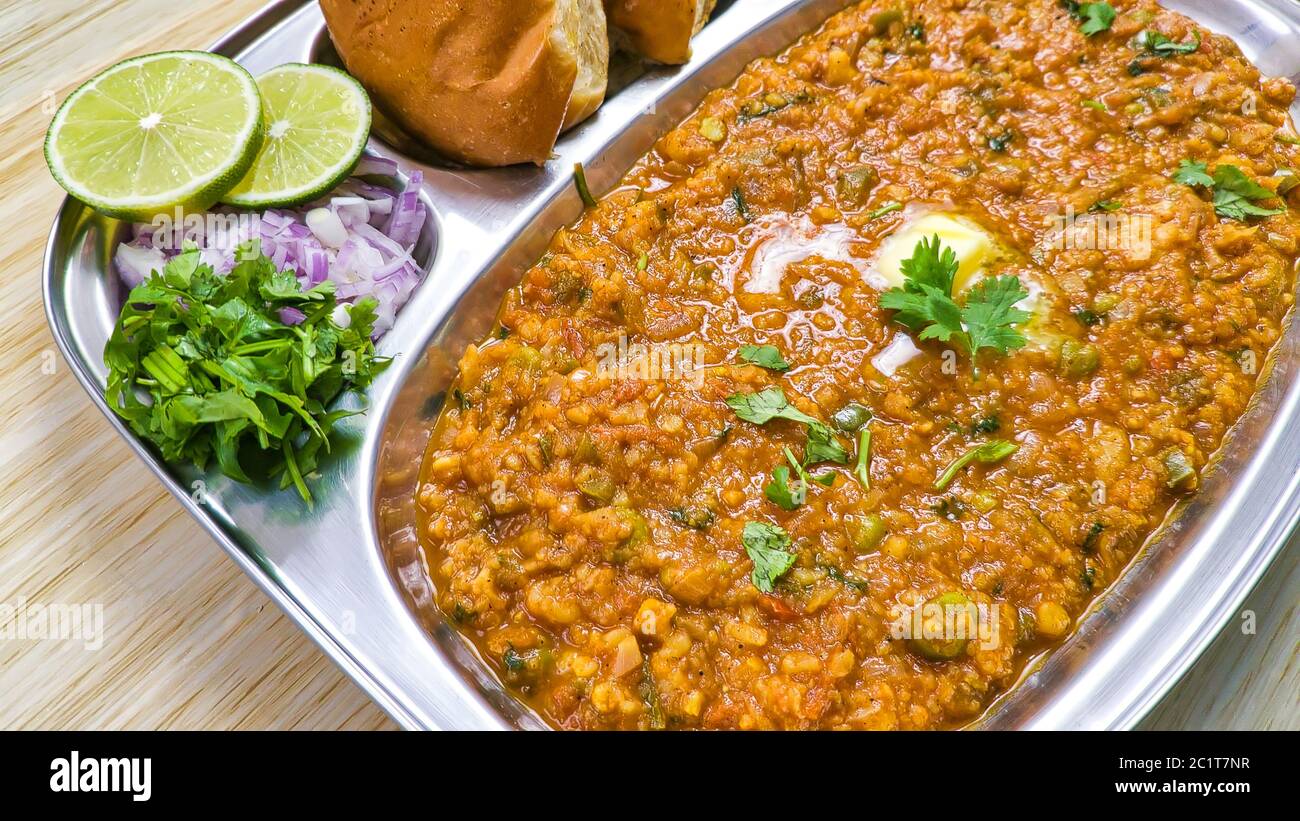 Yummy Indian Street Food - Pav Bhaji in einem Stahlteller Stockfoto