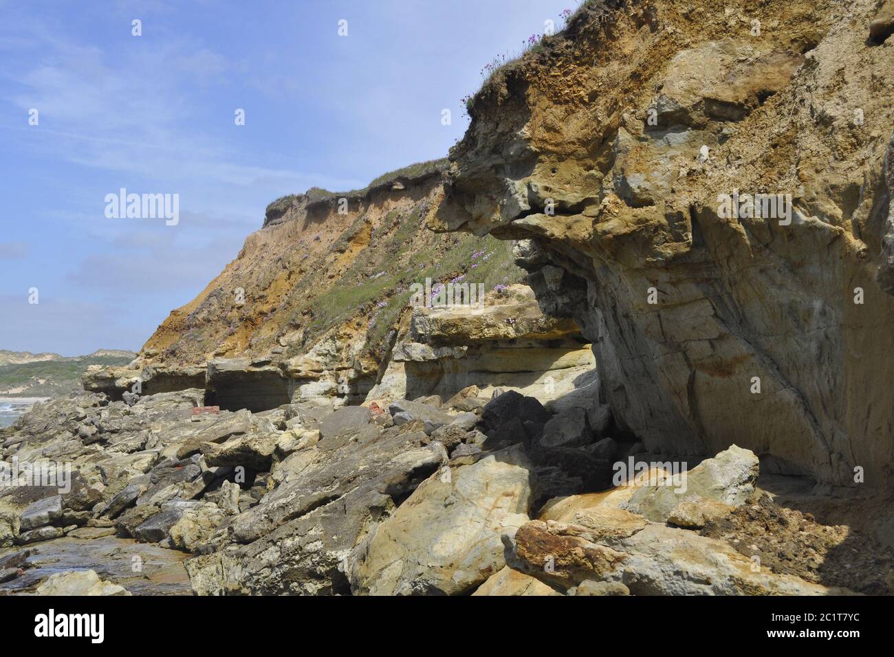 Felsgestein am Atlantischen Ozean vor blauem Himmel Stockfoto