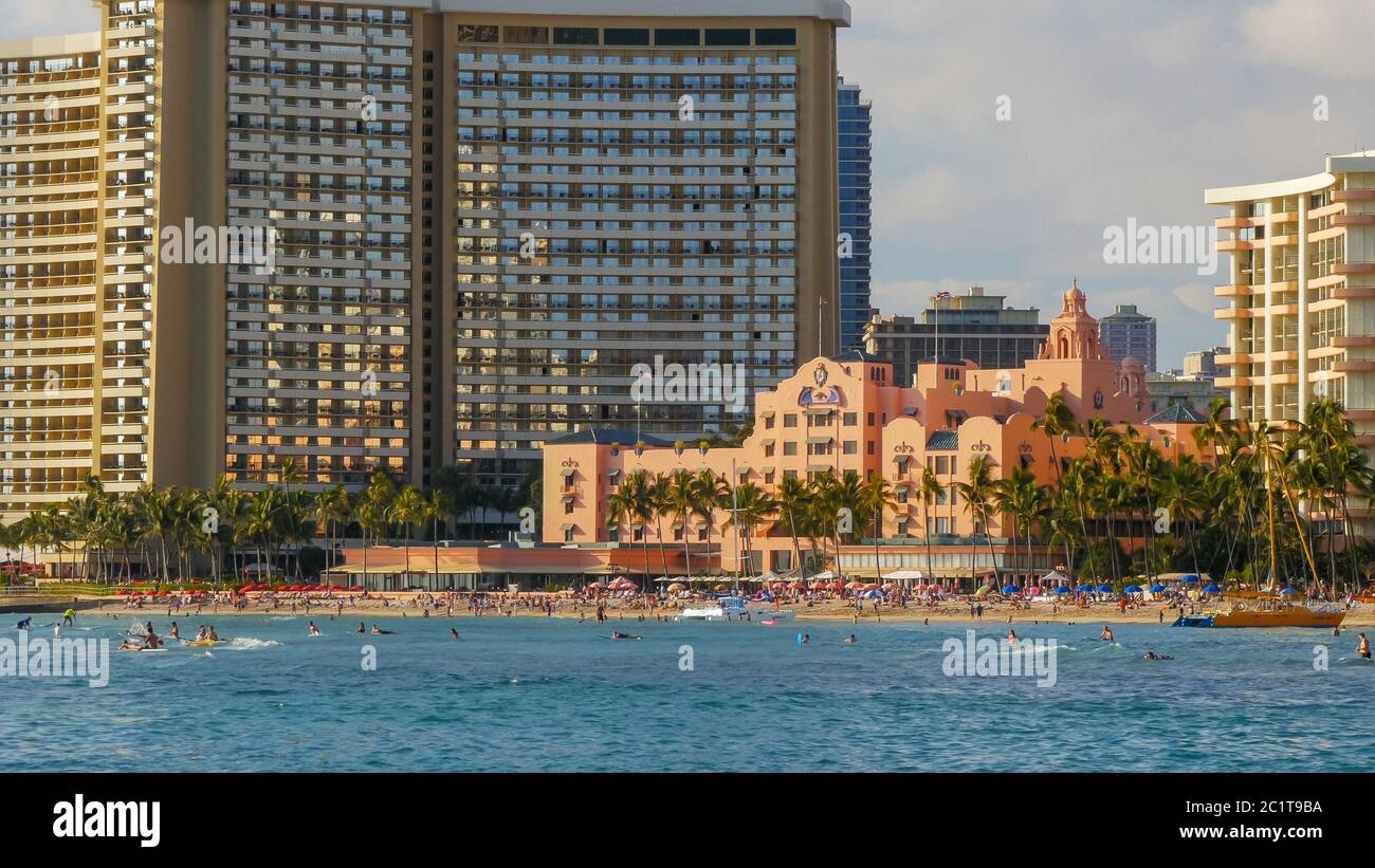 WAIKIKI, VEREINIGTE STAATEN von AMERIKA - JANUAR 12 2015: Berühmter waikiki Strand und das historische Royal hawaiian Hotel Stockfoto