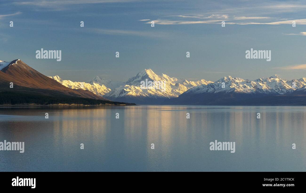 Am frühen Morgen breite Aufnahme von mt Koch und einem ruhigen See pukaki Stockfoto