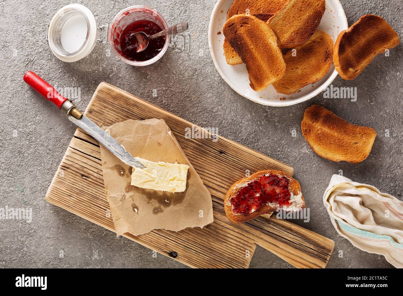 Toast mit Erdbeermarmelade zum Frühstück, Draufsicht, Nahaufnahme Stockfoto