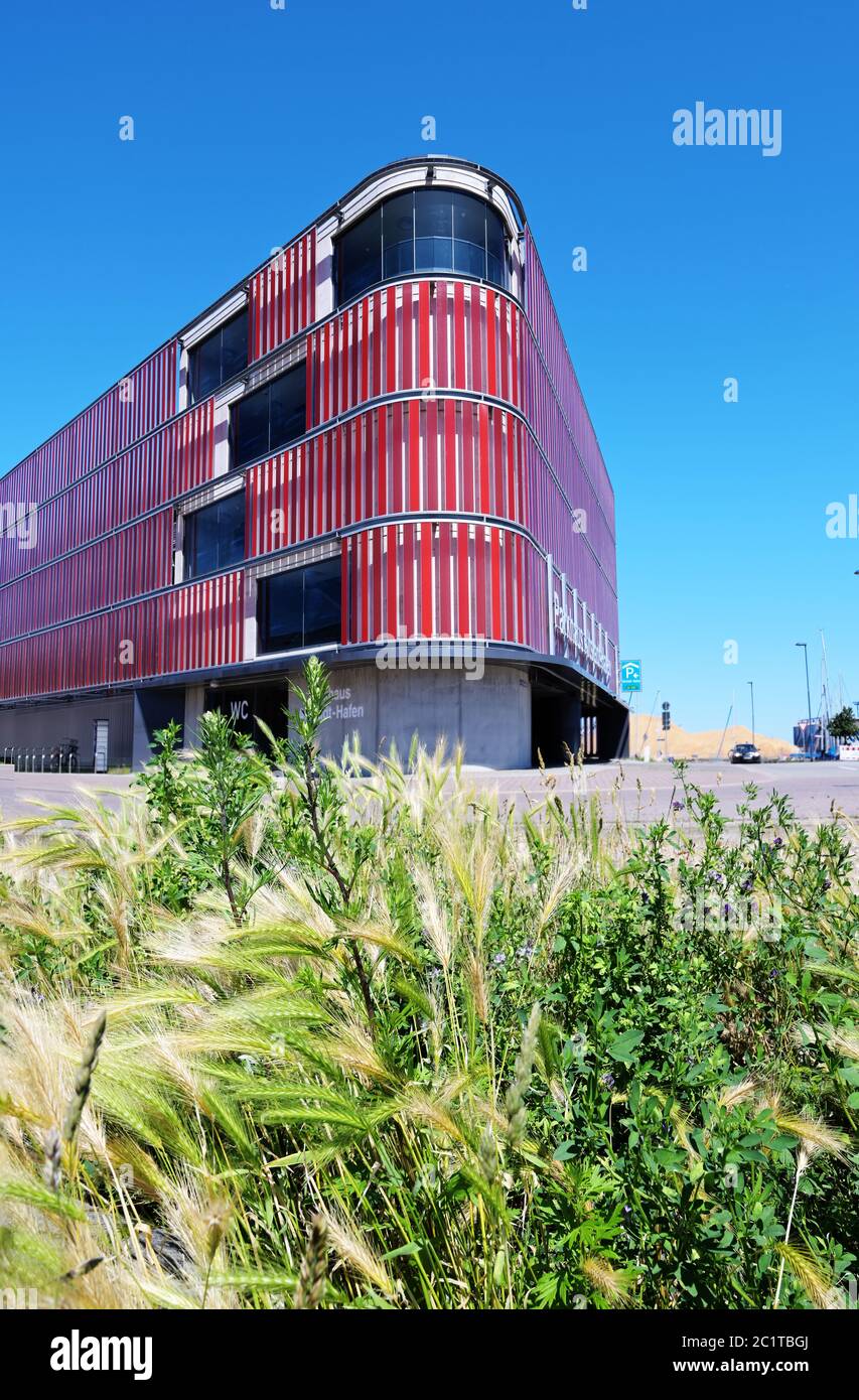 Wismar, 16. Juni 2020: Öffentliches Parkhaus mit mehrgeschossigem Parkhaus im alten Holzhafen Wismar, Deutschland, moderne Architektur hinter einem W Stockfoto